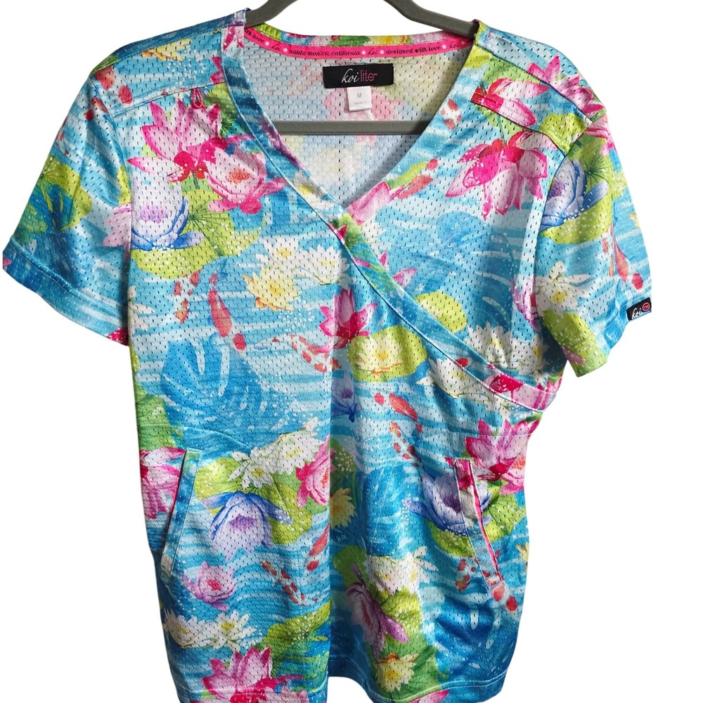 Koi Lite Women's M Blue Lotus Koi Fish Print Scrub Top V Neck Short‎ Sleeve NEW